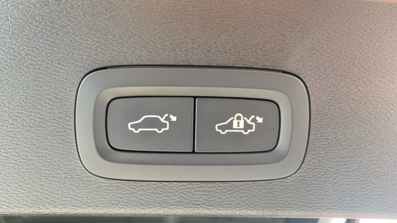 Volvo XC40 2.0 B4P Plus Dark 5dr Auto Petrol Estate